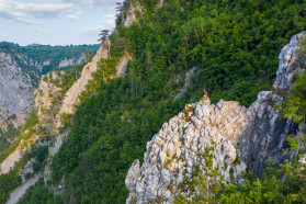 The canyon of Komarnica: of cliffs, eagles and trees